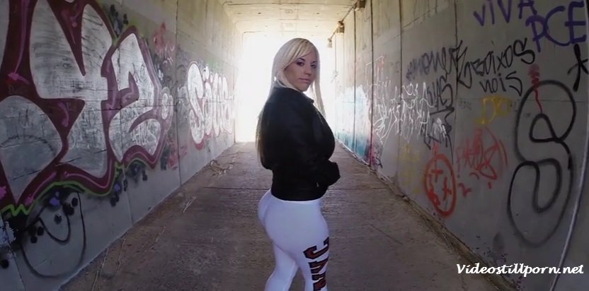 Беловолосая толстушка очень резво трахается смотря на свой вес.