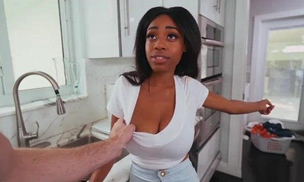 Сексапильная негритяночка ярко трахается со своим белым бойфрендом.