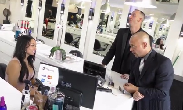 Пришедшие с проверкой, обманом трахнули наивную мулаточку, сидевшую на касе.