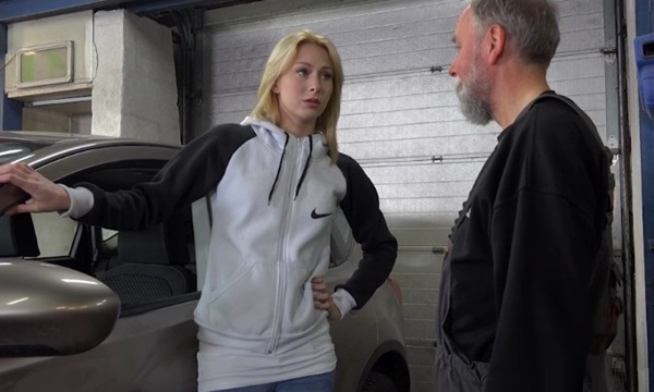 Старый авто мастер трахает молодую владелицу машины и не берет за ремонт.