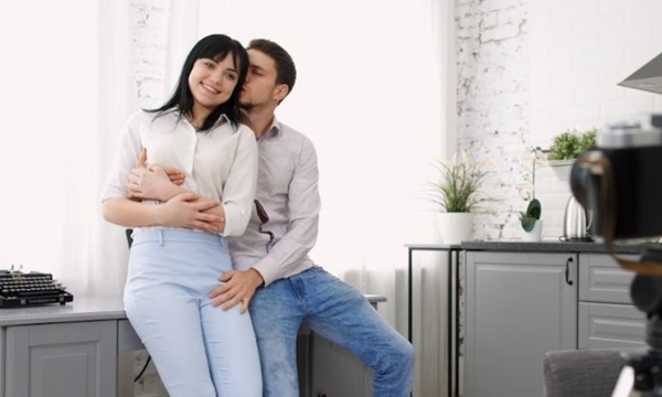 Фотограф закадрил красивую русскую девушку и трахнул после фото сессии.