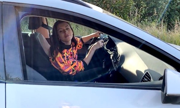 Милфа по размеру члена определяет подвезет этого грибника в город или нет.